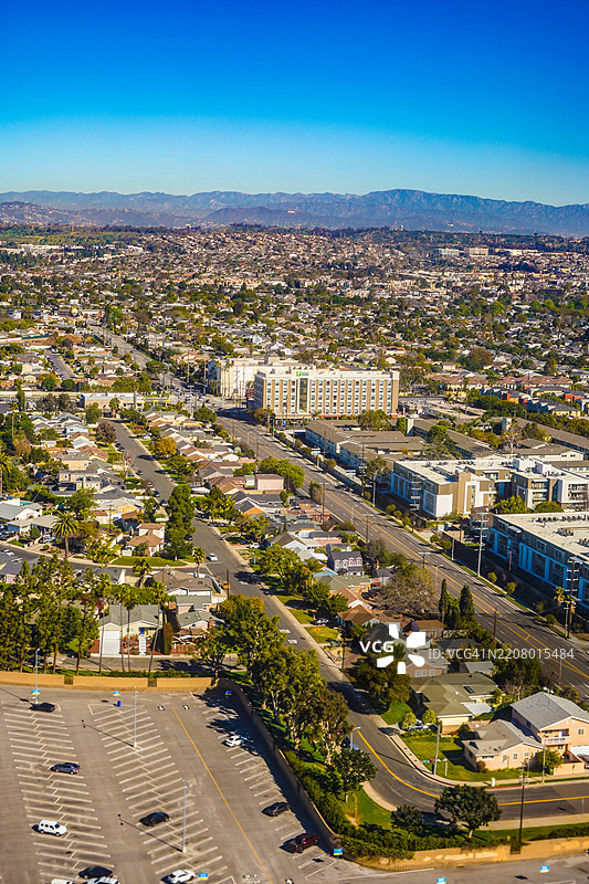 城市中建筑之间街道的高角度视图图片素材