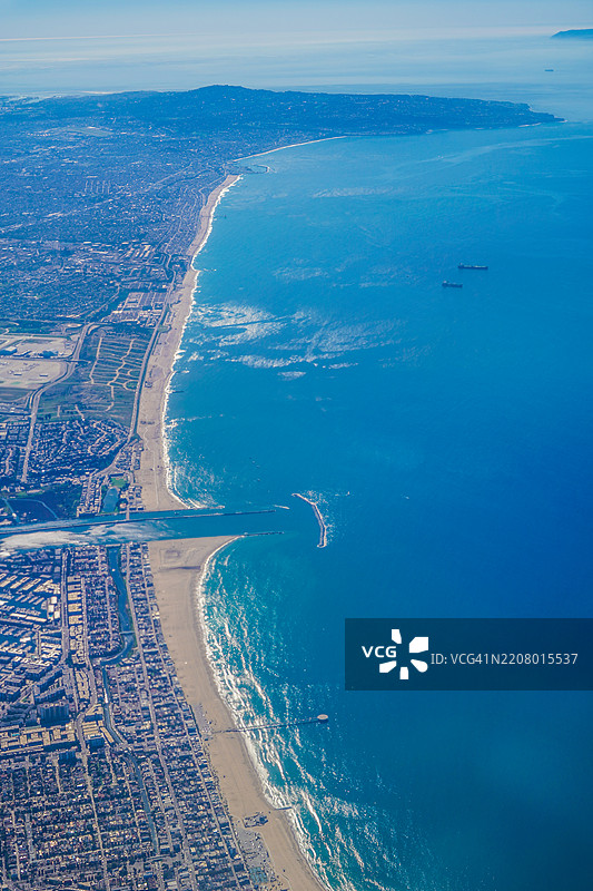 蓝天映衬下的海洋高角度视图图片素材