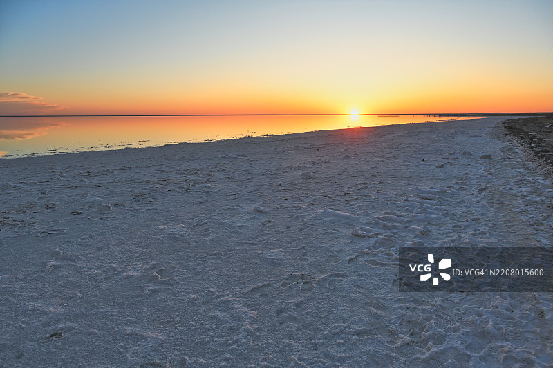 埃尔顿湖的咸水海岸在日落时分图片素材