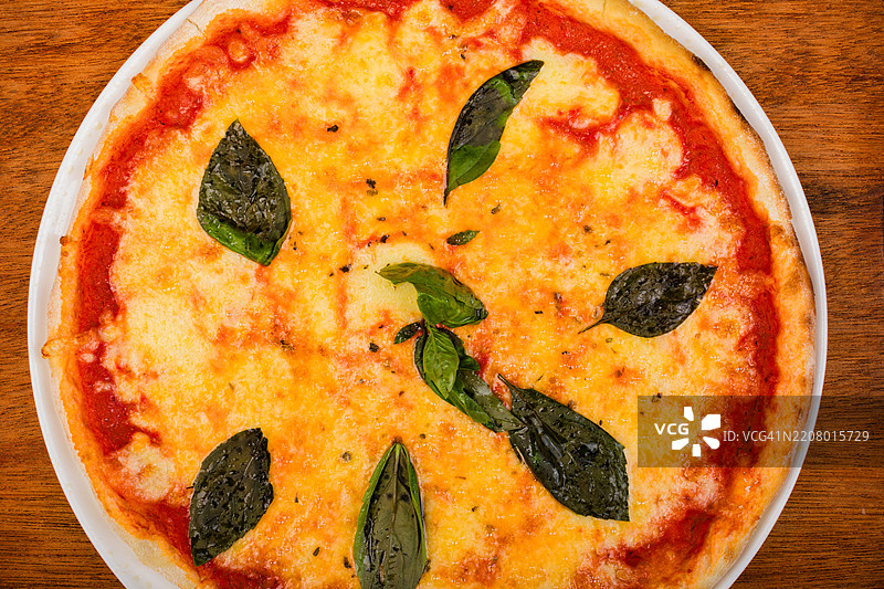 从上方直接拍摄的桌子上的披萨图片素材