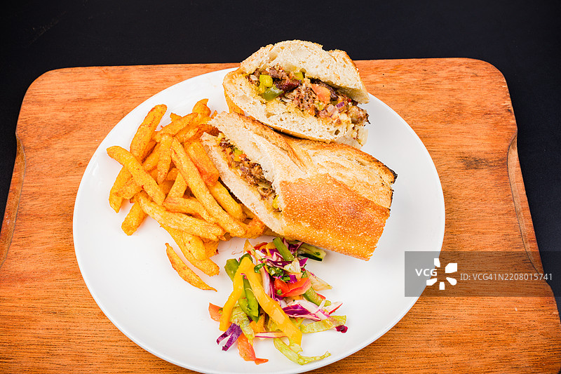 高角度视图的餐盘上的食物放在桌子上图片素材