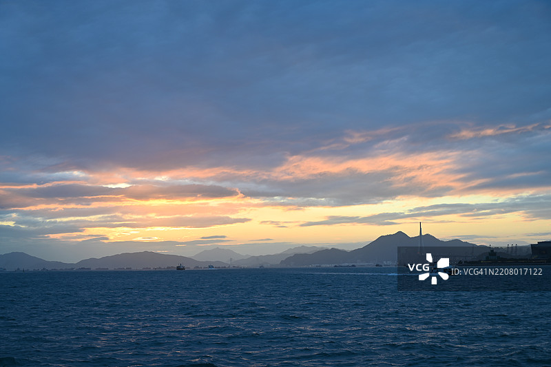 日落时分海面与天空的美丽景色图片素材