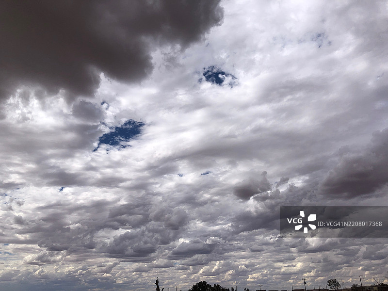 低角度视图的多云天空，伊南敏卡，南澳大利亚，澳大利亚图片素材
