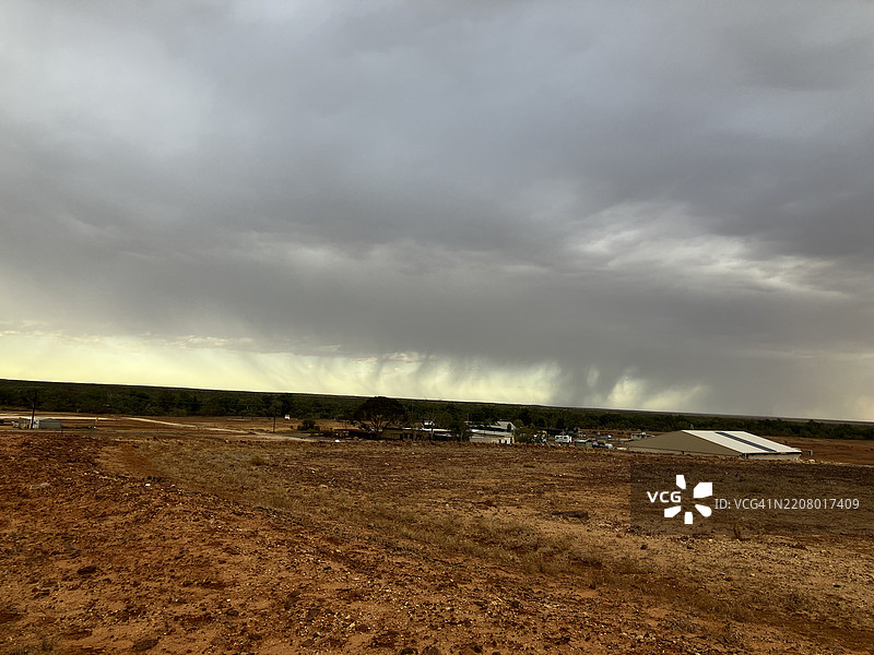 南澳大利亚伊南敏卡的天空下的田野美景图片素材