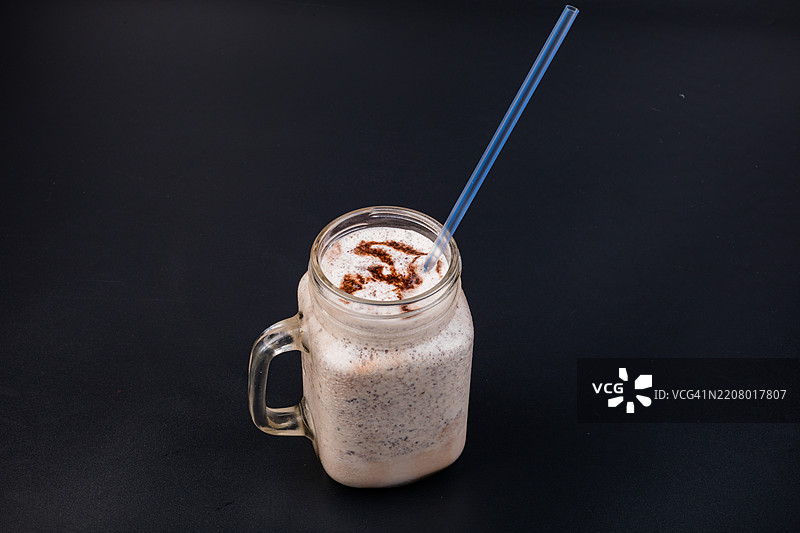 高角度视图的冰咖啡放在黑色背景的桌子上图片素材