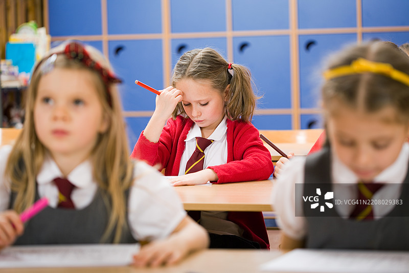 小女孩在学习上遇到困难图片素材