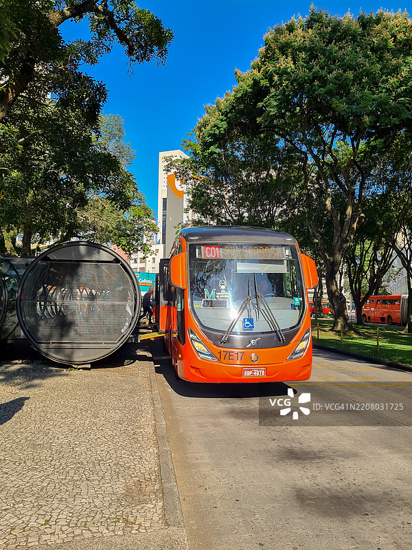 库里提巴的公共交通基础设施图片素材