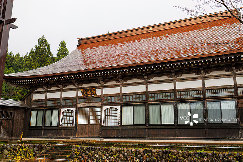 气氛宁静的茅草屋顶的海福寺主殿和大殿。还有一座木制护栏，上面覆盖着雪，以保护建筑免受雪的侵袭。图片素材
