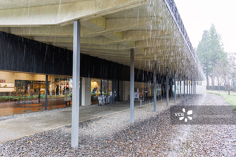 屋檐滴落的雨滴。酒厂建筑。新潟山脚下的秋叶与乡村风景。图片素材