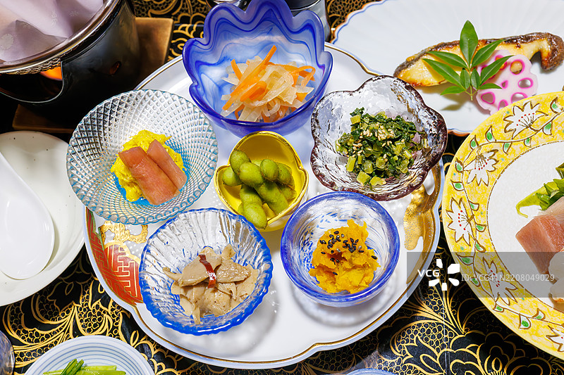 美丽的开胃菜，配有许多小碗。图片素材