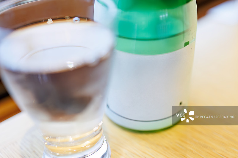 公司餐厅为酿酒厂的员工提供每日午餐。来自日本顶级大米品牌之一南鱼沼的越光米是最美味的。当然，清酒也可以以合理的价格享用。图片素材