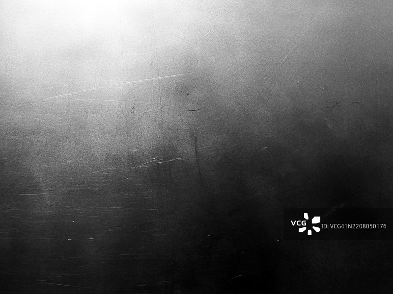 带有划痕和阴影的做旧铝板特写。粗糙的纹理。自然光。黑白。加拿大魁北克省蒙特利尔。图片素材