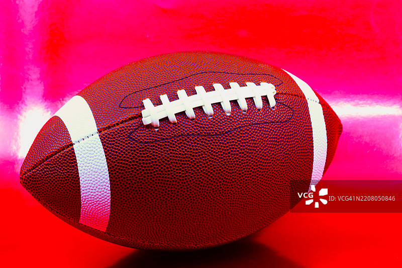 红色背景上的足球图片素材