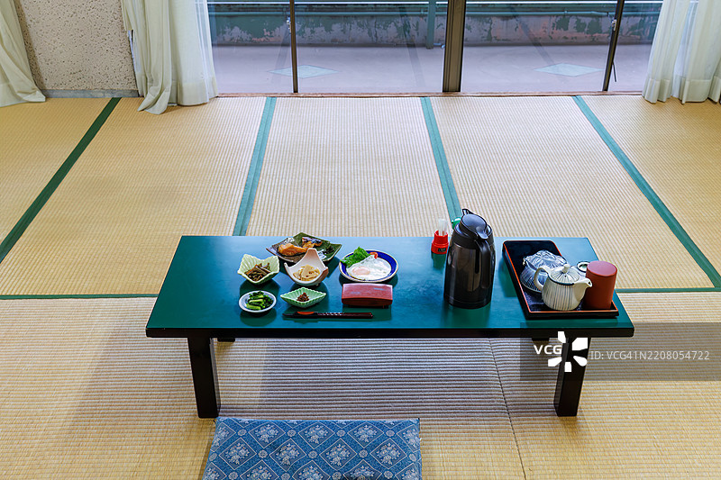 典型的美味日本早餐，纯正的日本风格。主菜是新煮的越光米。图片素材