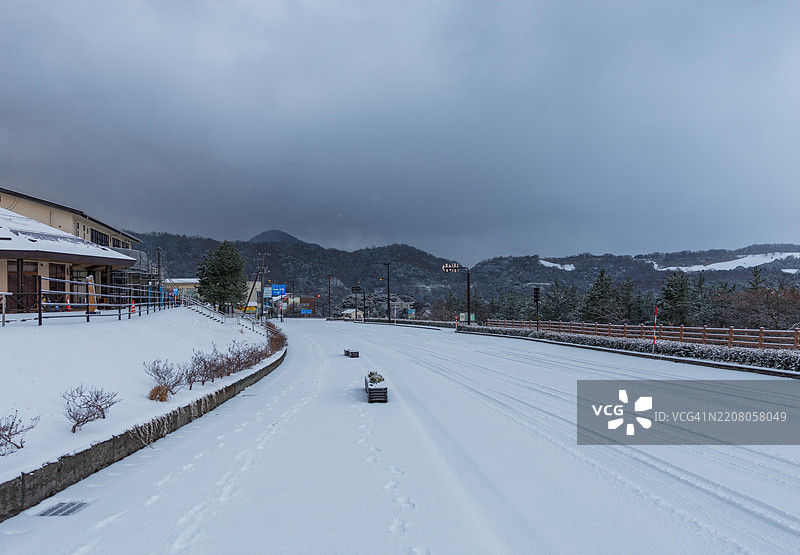 日本鸟取的清晨被雪覆盖的道路图片素材
