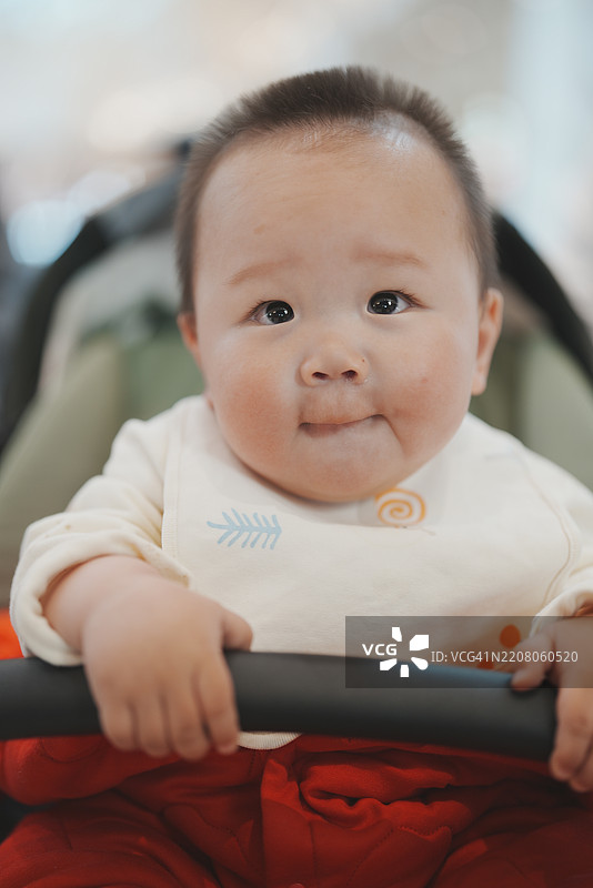 婴儿车里亚洲宝宝的特写镜头图片素材