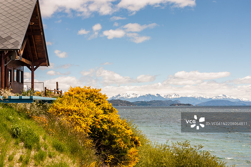 巴里洛切的纳韦尔瓦皮湖前的小屋图片素材