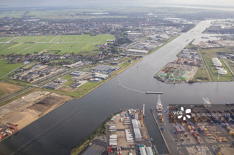 北海运河的集装箱码头和燃料储存罐的鸟瞰图图片素材