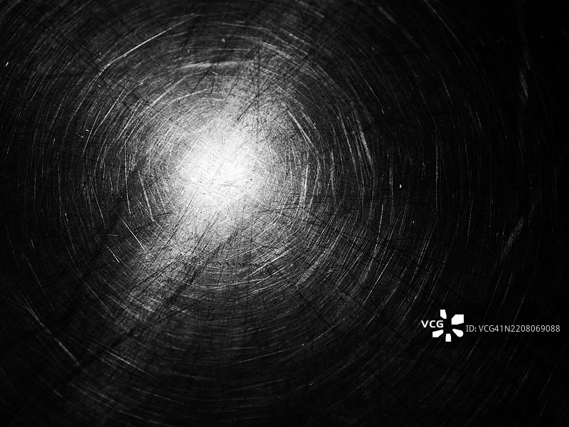 在阴影与光线之间，聚焦于铝板上的划痕。粗糙的纹理。黑白色。图片素材