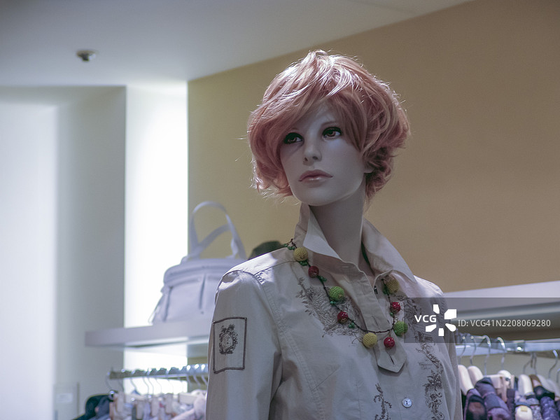 女性化的模特在商店橱窗中图片素材