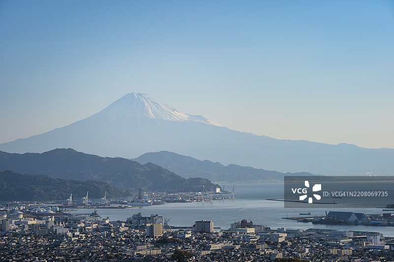 从静冈清水港俯瞰富士山，早晨在日本平山拍摄图片素材