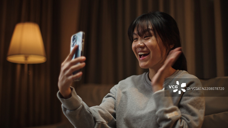 青少年在夜晚用智能手机进行视频通话。图片素材