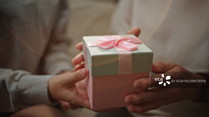 特写镜头赠送礼物。图片素材