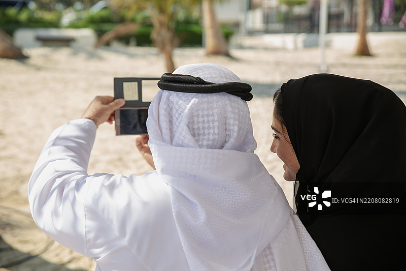 阿拉伯老年男性与年轻女性自拍图片素材