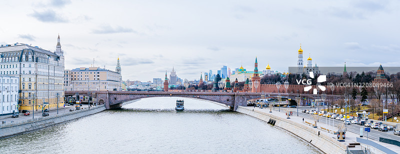 冬季莫斯科河全景，克里姆林宫塔楼和历史桥梁。图片素材