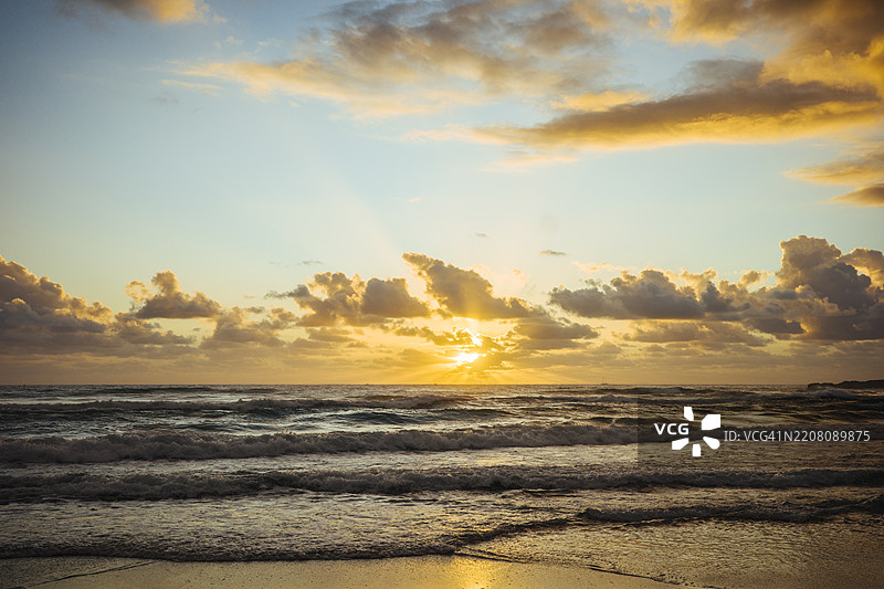海滩上的金色日出，海洋景观概念图片素材