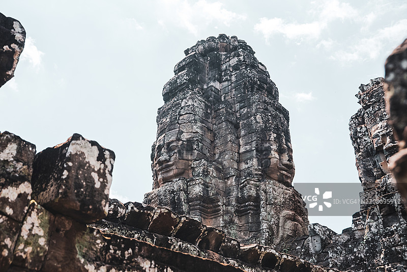 柬埔寨一座废墟寺庙塔上的面孔细节图片素材