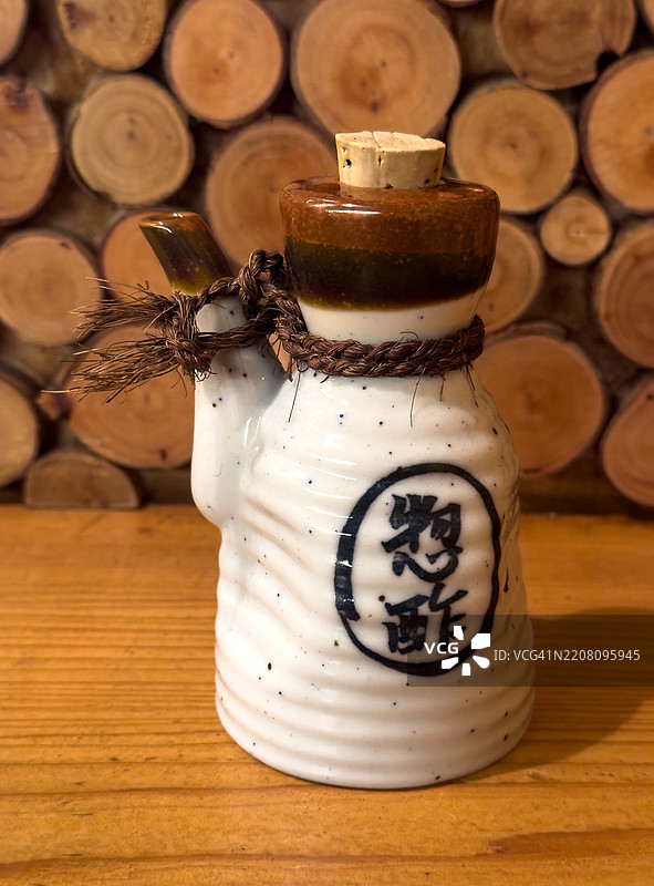 木质台面上的高田陶器酱油瓶图片素材