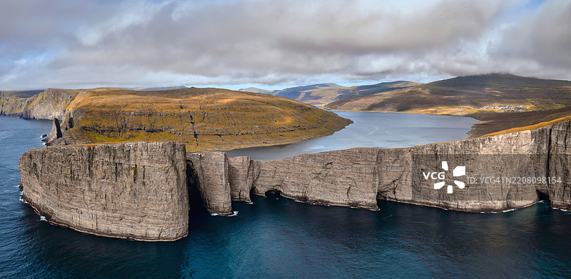 Trælanípa 法罗群岛 Sorvagsvatn 湖 法罗群岛 Leitisvatn Vágar 岛全景图片素材