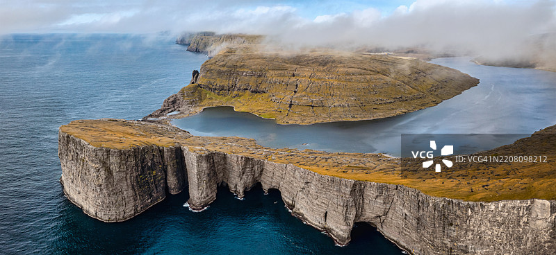 索尔瓦格斯湖 法罗群岛 莱提斯瓦特湖 瓦格岛 航拍全景图片素材