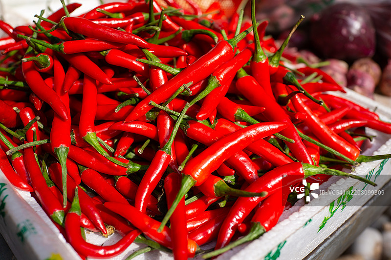 市场摊位上出售的小米辣椒图片素材