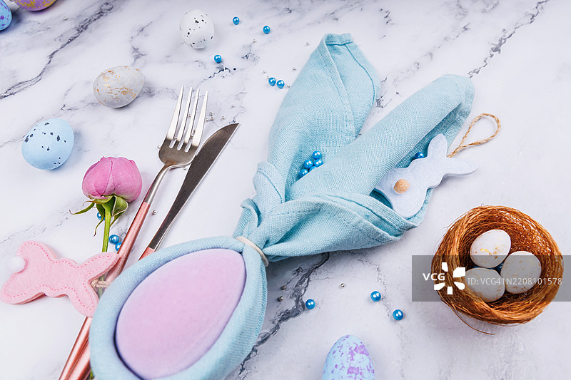 复活节早午餐布置，装饰蛋和粉色兔子图片素材