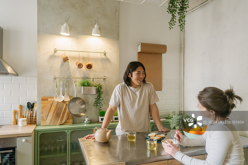 年轻情侣在厨房享用早餐图片素材