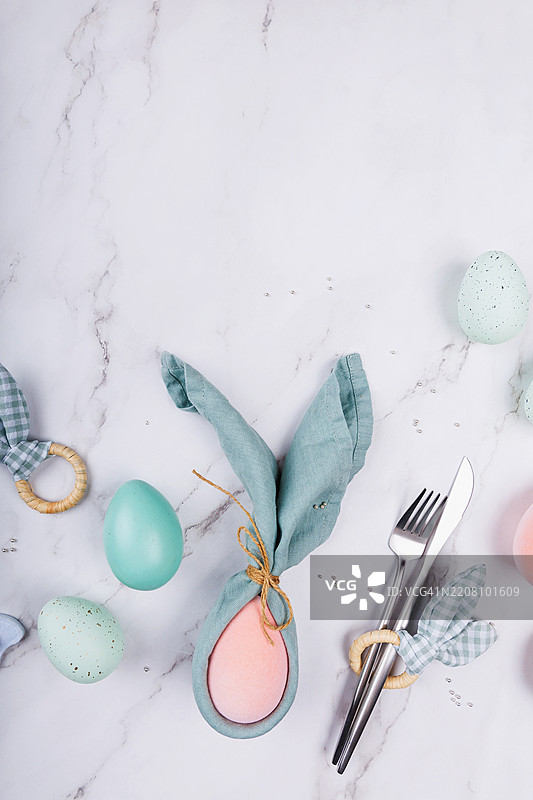 复活节桌面布置，粉色蛋与蓝色餐巾兔子图片素材