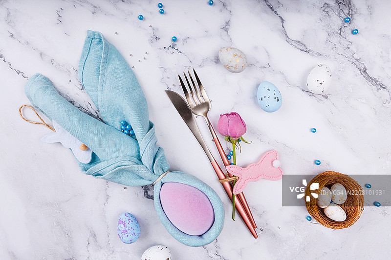 复活节桌子概念，蓝色餐巾和蛋巢图片素材