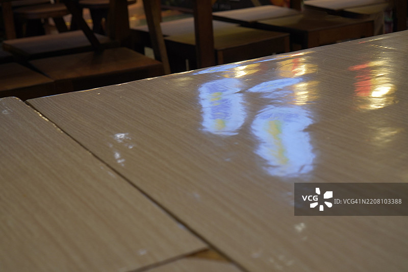 桌子上的反射效果图片素材