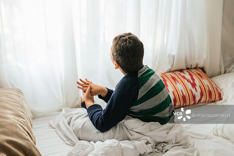 患有脑瘫的孩子在阿尔库迪亚享受宁静的假期早晨图片素材