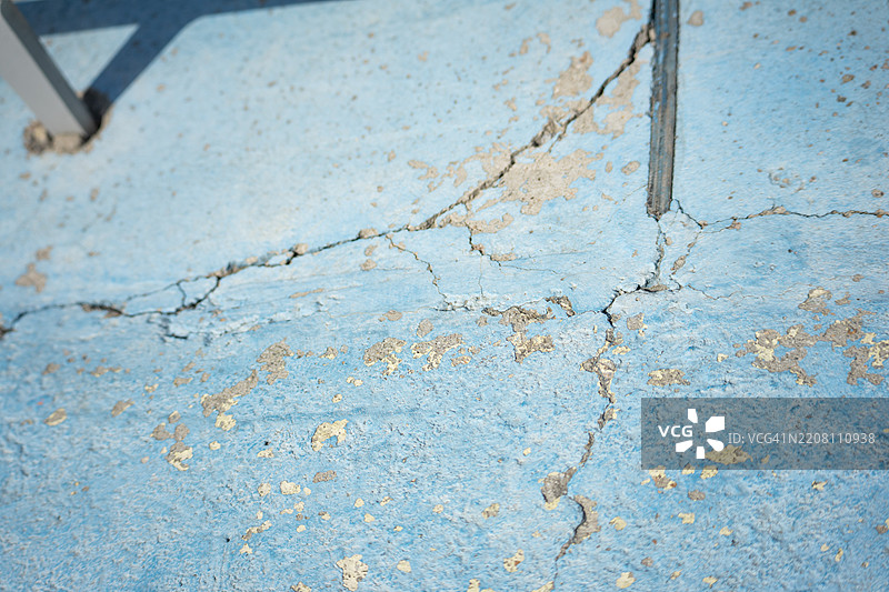 蓝色墙壁破裂的混凝土。旧水泥破损的纹理与裂缝背景图片素材