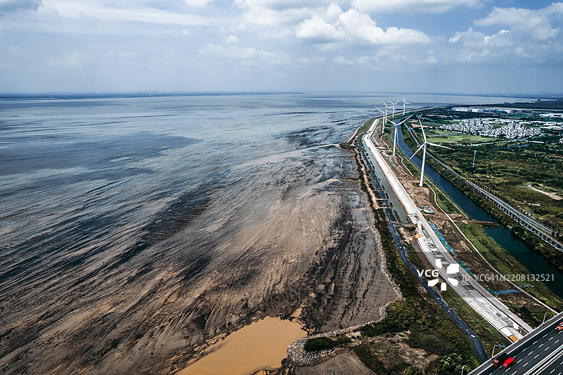 钱塘江退潮后的风力发电机，鸟瞰图图片素材