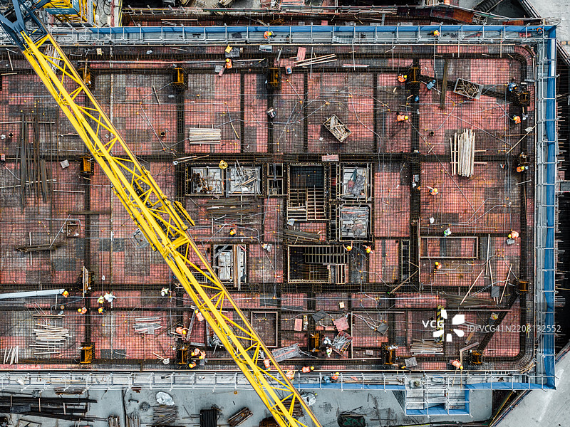 工人在建筑工地上工作的俯视图 / 中国浙江省杭州图片素材