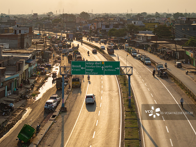 阿格拉,印度高速公路城市标志,绿色标志牌上提到的城市入口有基拉奥利、法泰赫布尔·西克里、阿赫内拉和巴拉特布尔。图片素材