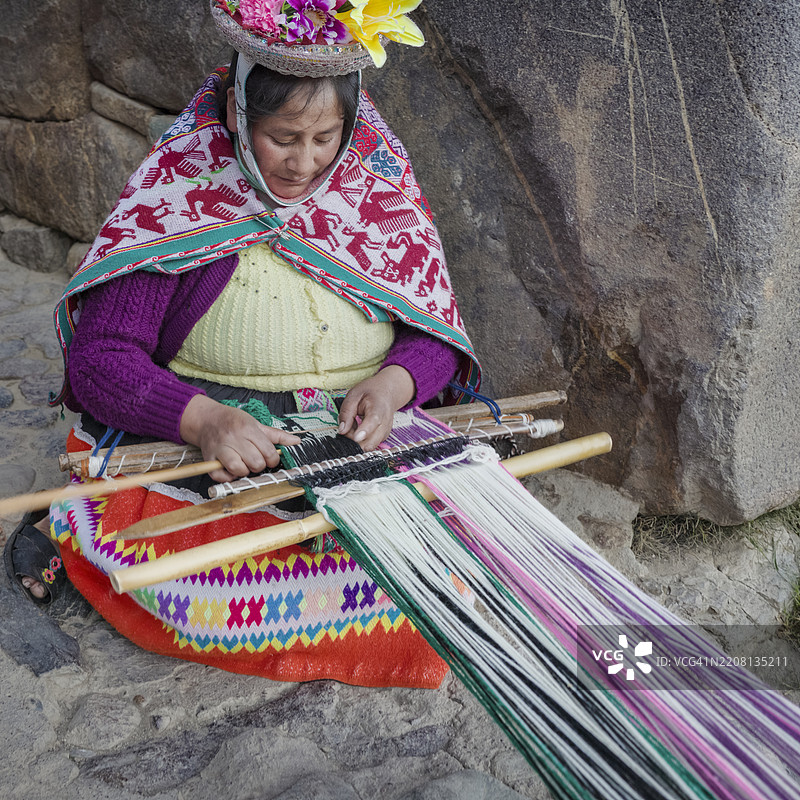 在乌鲁班巴谷的奥扬泰坦博，一位秘鲁女性正在编织。图片素材
