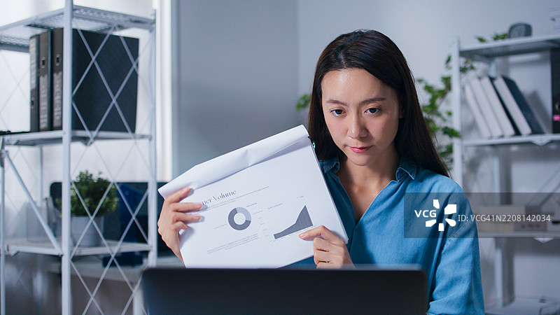 年轻的亚洲女商人在办公室与团队成员进行视频通话会议图片素材