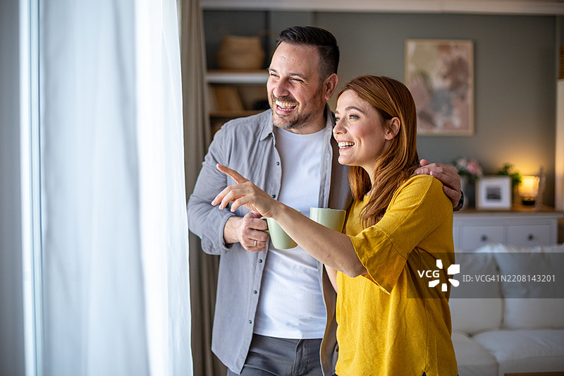 情侣享受早晨咖啡图片素材