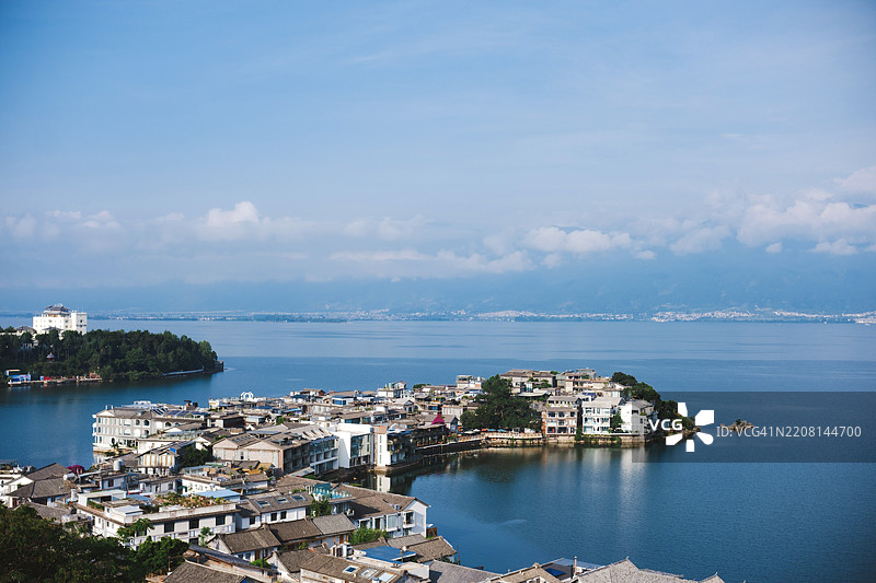 风景如画的湖畔小镇图片素材