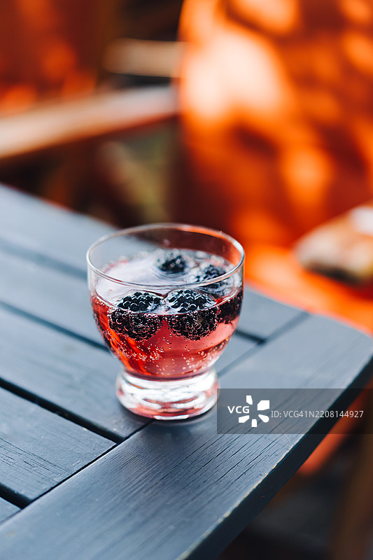 日落时分户外桌上的清爽浆果饮料图片素材